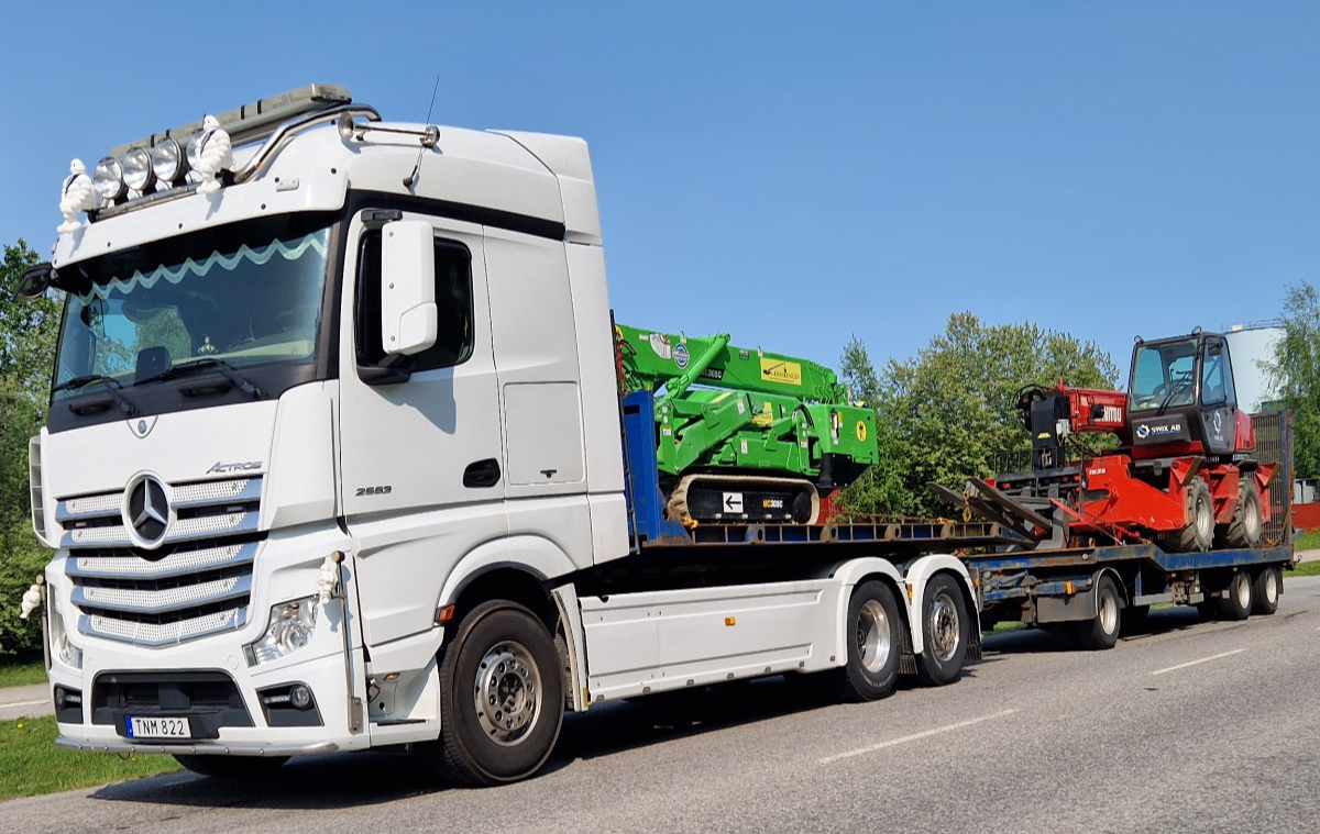 Junibilder från Referensbud - Maskintransporter i Mälardalen